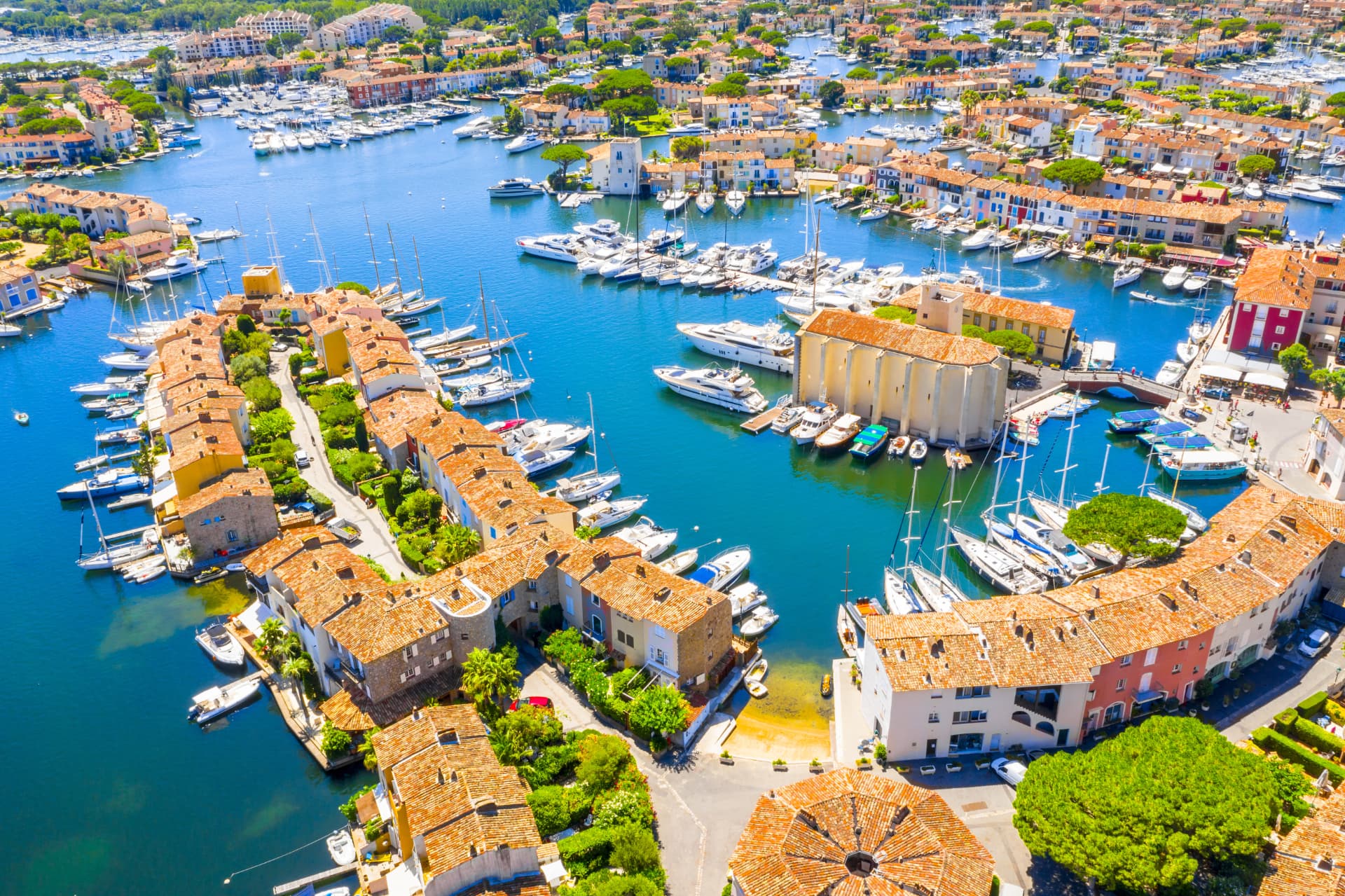 Vue aérienne de Port Grimaud avec ses canaux, ses maisons colorées et ses bateaux amarrés